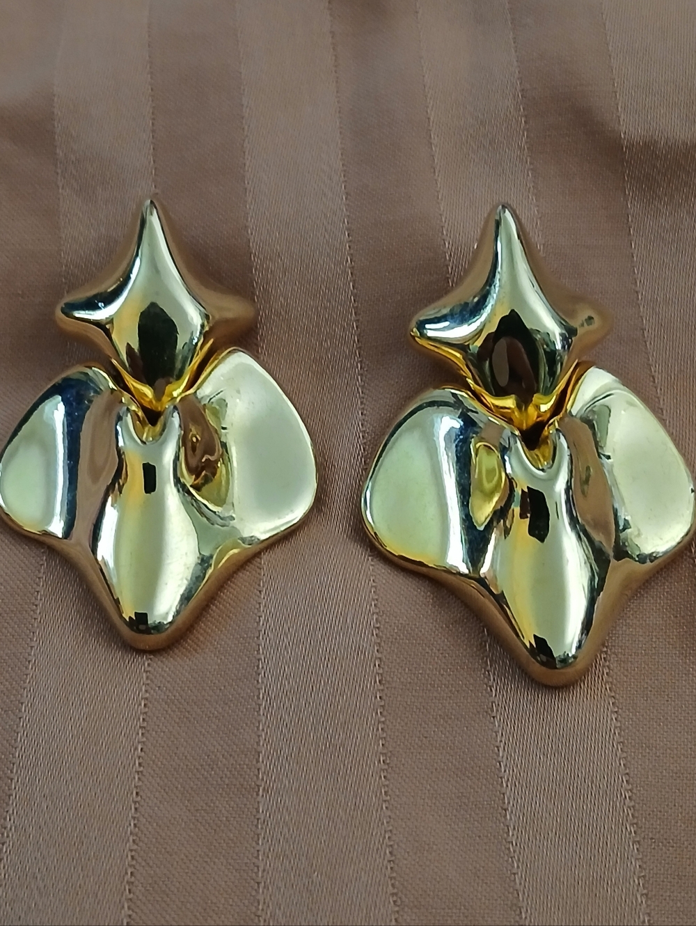 ~Vintage collectible clip-on earrings Stunning~